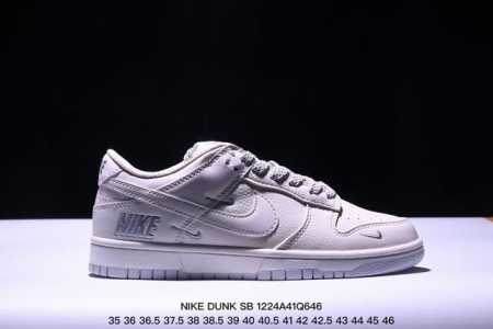 Nike Dunk Sb Low 定制配色 Dunk Sb顾名思义，具有经典的dunk血缘，又注入了更多的时尚元素。相较于普通的dunk滑板鞋，改良版的dunk - 点击图像关闭