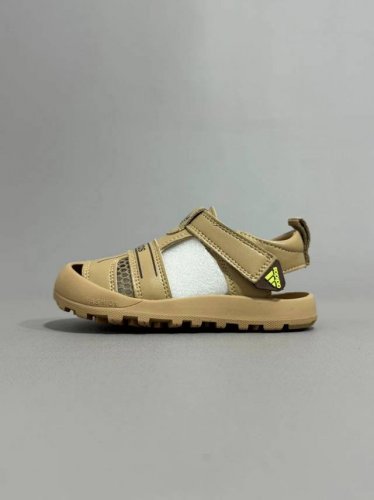 顶配版阿迪达斯儿童包头凉鞋 Size：23---32 优质超纤贴皮材料镂空拼接，透气又舒适 橡胶耐磨防滑包头大底 应对轻松不管是室内还是户外的各种地形 高端客户