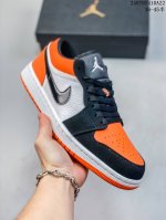 Air Jordan 1 Low Wmns ”Jade Smoke“ 低帮 Aj1 乔丹1代 Aj1 乔1 低邦 黑绿 男女同款 乔丹篮球鞋系列 整体以黑色、灰