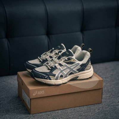 核心私 Asics Gel- Nunobiki 亚瑟士户外风低帮休闲运动跑步鞋 货号：1203A536-102 尺码：36 37 37.5 38 38.5 39