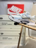 nike V5 Rnr 舒适百搭防滑耐磨 低帮跑步鞋 舒适有型适合日常穿着该鞋款延续千禧年经典设计搭载泡绵中底厚实而轻盈匠心细节巧搭立体耐克勾标志焕新演绎复古跑