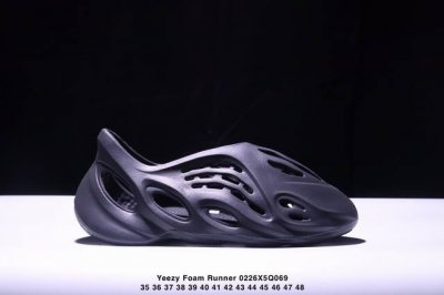 阿迪Yeezy Foam Runner ”Mineral Blue “ 椰子洞洞鞋 一体注塑成型 模具前后修改8 9次 精密度要求高 密度克重同步 不存在偷工减