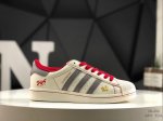 220 阿迪达斯/三叶草Adidas Originals Superstar 经典贝壳头系列低帮百搭休闲运动板鞋Supreme限定 货号： Bz2519 尺码：