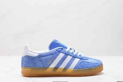 公司级Adlidas Originals Gazelle Indoor ”这款阿迪达斯运动鞋是 1979年 Gazelle Indoor 运动鞋的复兴，柔软的绒