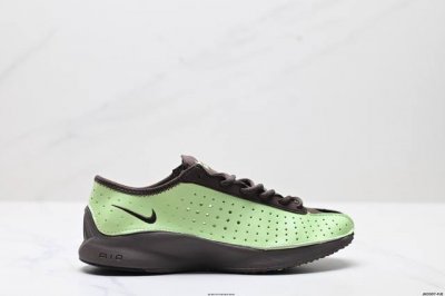 公司级Nike Air Superfly耐克2025新款减震复古银色跑鞋女鞋 该运动鞋的亮点在于其穿孔金属银色皮革鞋面，呈现出未来感和抛光外观。与此设计相得益彰