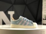 阿迪达斯 Originals Superstar 经典复古贝壳头板鞋 Ig3852 诞生于1969年 是第一双将全皮面鞋 身与橡胶鞋头结合在一起的低帮篮球鞋 S