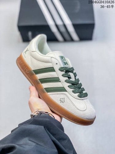 纯原 Clot X Ad Originals Superstar #贝壳头雏菊权志龙联名限定 贴合柔软皮料白蓝绣花经典配色 ，这其中也包括我们非常熟知的Clot