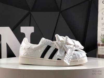 210 caroline Hu X Adidas Originals Superstar W 潮流 时尚 防滑减震 低帮 阿迪达斯板鞋 搭配大朵蝴蝶结 呈现风格