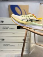 asics Magic Speed 4亚瑟士经典跑鞋 如今机能风和户外风吹得正劲，便是主打“Urban Outdoor机能越野风格”，城市和户外场景都能轻松应对
