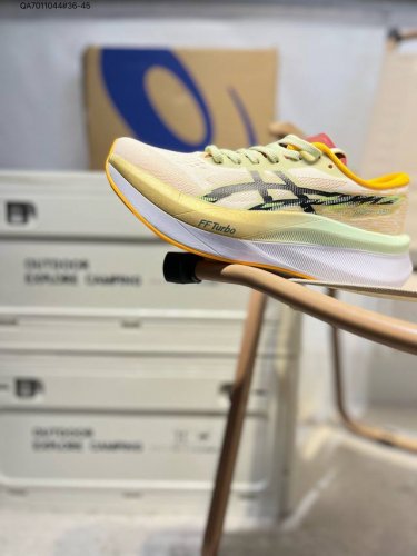 asics Magic Speed 4亚瑟士经典跑鞋 如今机能风和户外风吹得正劲，便是主打“Urban Outdoor机能越野风格”，城市和户外场景都能轻松应对