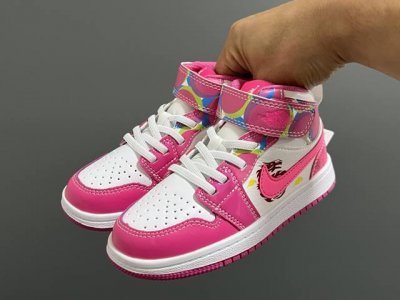 乔一真标头层魔术扣儿童运动鞋 Size：22-37.5码 经典乔丹系列 魔术扣松紧带设计，穿脱自如 中帮款式设计，保护稚嫩脚踝 上脚超级洋气