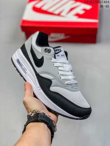 真标nike Air Max 1 Air Max 气垫 全新配色 鞋身材质均选择皮革、织物、麂皮多种材质覆盖，保证质感的前提下，层次感也相当不错。细节方面，除了