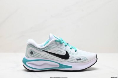 公司级nike Journey Run 2024跑步鞋 使用了新型的缓震材料 脚感偏韧 后跟有加厚的海绵填充 鞋子前掌和后掌做了加宽设计 增加了跑步时的稳定性