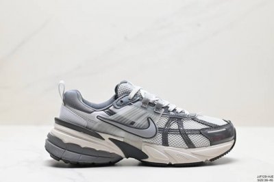 公司级耐克nike V2K Run跑步鞋复古风潮 网面透气运动鞋 灰银紧致的鞋面材质提供良好的包裹性鞋侧 Swoosh以及鞋头部分搭配增添不少亮点的镀铬细节鞋垫