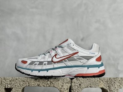 C版 耐克 Nike P-6000 复古技科个性运动老爹鞋。该鞋款鞋采面用纵横交错的覆面，重现 2000 年代鞋跑风格，同时搭配震缓鞋垫，带来舒的适步履体验。N
