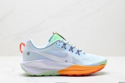 公司级Nike Reactx Pegasus Trail 5 Gtx 越野跑步鞋 登月兼顾迅疾外观和稳固脚感 后跟覆面和中足动态支撑巧妙融合 缔造稳定顺畅的迈步