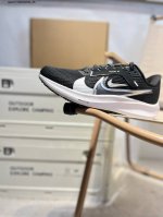 nk Air Zoom Pegasus 40 登月跑鞋 登月40代超轻网面跑步鞋 脚跟区域营造出色舒适度，而在鞋底部分，搭载全掌型Zoom Air配置耐克网面透
