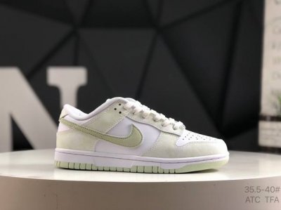耐克 Nike Dunk Low 翡翠绿 此款以简约大方的造型设计 给人以随性休闲的时尚格调 穿着舒适轻便 运动灵活自如 满足日常个性穿搭 货号: Ib4647