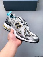 New Balance M1906Ri Nb宝藏老爹鞋款，复古元素叠加，质感超级棒，楦版型材料细节做工精细，货如实拍图 作为Nb最经典的档案鞋型之一，与2002
