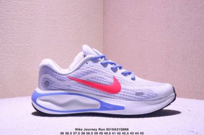 公司级Nike Journey Run 跑步鞋 使用了新型的缓震材料 脚感偏韧 后跟有加厚的海绵填充 鞋子前掌和后掌做了加宽设计 增加了跑步时的稳定性 织物加网