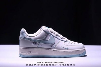 公司级耐克Nike Air Force 1“07空军一号低帮百搭休闲运动板鞋。柔软、弹性十足的缓震性能和出色的中底设计，横跨复古与现代的外型结合，造就出风靡全球