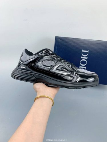 dior 迪奥 B30 复古风透气百搭休闲鞋 B30运用了质感细腻的皮革与网眼布面材质拼接成鞋身，鞋身两侧贴有显眼的字母Cd表明身份，为Christian Di
