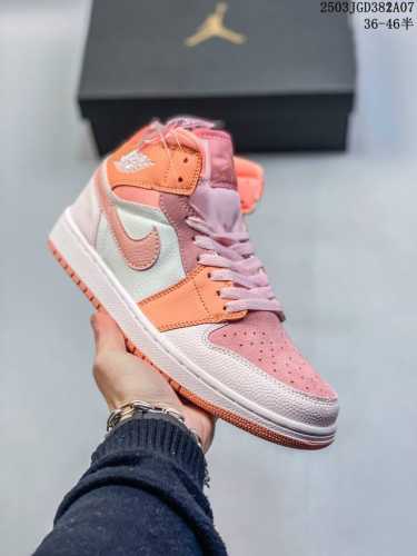 160 真标耐克女款运动板鞋 Nike Air Jordan 1 Retro High Og 乔丹一代Aj1 乔1 Aj1 篮球鞋复刻运动鞋。皮面高帮板鞋的设计