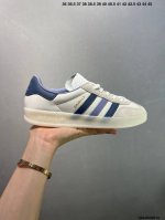 阿迪达斯 Adidas Originals Gazelle Indoor复古三叶草防滑透明橡胶板鞋经典运动鞋。这款经典鞋,忠于原版设计,缀撞色三条纹和鞋跟饰片。