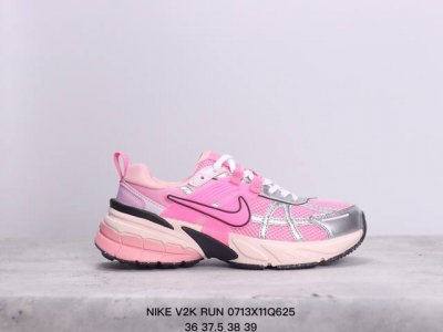 公司级耐克nike V2K Run跑步鞋复古风潮 网面透气运动鞋 灰银紧致的鞋面材质提供良好的包裹性鞋侧 Swoosh以及鞋头部分搭配增添不少亮点的镀铬细节鞋垫