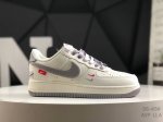 耐克Nike Air Force 1“07空军一号低帮百搭休闲运动板鞋。柔软、弹性十足的缓震性能和出色的中底设计，横跨复古与现代的外型结合，造就出风靡全球三十多