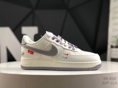 耐克Nike Air Force 1“07空军一号低帮百搭休闲运动板鞋。柔软、弹性十足的缓震性能和出色的中底设计，横跨复古与现代的外型结合，造就出风靡全球三十多
