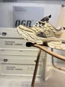 Ogr 限定国潮2024限定款 采用橡胶3D机甲壳设计 厚底增高时尚低帮情侣鞋 增持时尚理性风格彰显特立独行 柔糯羊皮垫脚 回弹轻灵舒爽透气 5Cm老爹厚底 视