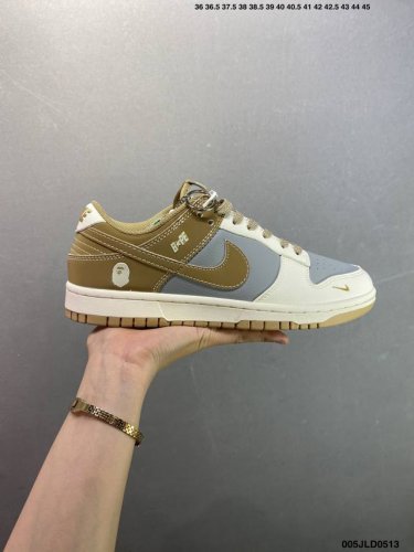 公司级Bape X Nike Dunk Low 此款主张打破传统的工业化流水线设计限制，以Made By Ideas的超级创意为理念，集结众多潮流设计师，结合时