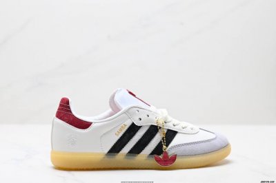 真标Adidas Originals Samba Og阿迪达斯三叶草休闲鞋男鞋女鞋蛇年限定款新年款经典运动鞋德训鞋 以白色为主，鞋头采用浅灰色麂皮呈现，后跟和鞋