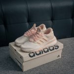 核心私 Adidas X_plrboost 款 爆米花跑鞋 全新跑鞋 爆米花针织鞋面休闲运动慢跑鞋。依旧采用了针织鞋面的设计，但是鞋面的设计语言却并不单调。半透