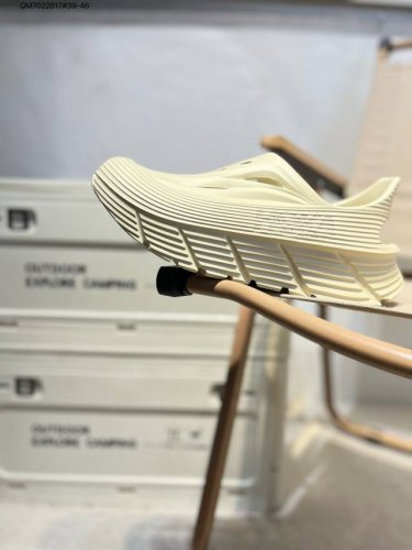 未来主义轮廓,美国新兴跑鞋品牌Hoka One One Ora Recovery Slide 奥拉系列舒适泡棉厚底增高水路两用休闲户外露营洞洞鞋凉拖鞋 提到舒适