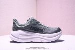 Hoka M Bondi 9 轻盈跑鞋 这个品牌来自于新西兰的毛利语，Hoka表示大地，One One表示飞越，连起来就是飞越地平线，One One不是读作“万