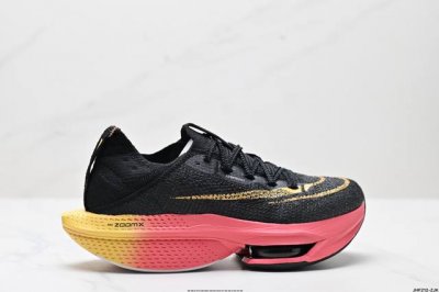 公司级新品发布 Nike Air Zoom Alphafly Next% 整体采用前作的设计语言，并且对后者的细节进行升级，马拉松和长距离路跑的性能极限设计而生