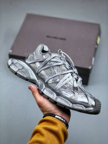 balenciaga巴黎世家 3Xl 绑带新款蜘蛛侠白银灰老爹鞋原厂组合大底 原厂鞋面做旧细节见高清实拍 该有的材料配置、做工工艺和配套配件全部拉满 货号825