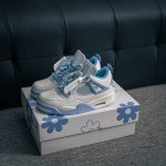 核心私 Air Jordan 4 Retro Aluminum 白蓝色 Aj4 乔丹4代 Aj4 乔4 白蓝色 乔丹篮球鞋系列 鞋身整体以白色皮革为主色调，辅以