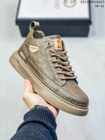 Gucci 古驰顶级进口材料 极为亲肤舒适 摸上去非常的细腻 版型上很正 真皮内里+几何构图案 奢华生动 图案透气不闷热 更为牢固耐穿 色彩更为鲜艳绚丽 完美体 - 点击图像关闭