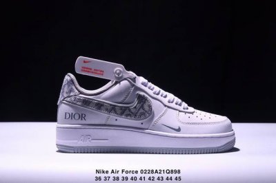 真标耐克Nike Air Force 1“07空军一号低帮百搭休闲运动板鞋。柔软、弹性十足的缓震性能和出色的中底设计，横跨复古与现代的外型结合，造就出风靡全球三