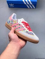二层真标！Adidas Samba Og 经典鞋款 Adidas 近70年的经典Samba Og 修长的鞋楦,略微尖尖的鞋头,翻毛皮的鞋头拼接,这些我们都看得到