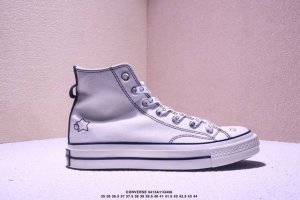 王源同款 Converse X Noritake联名系列，将简约与潮流完美融合。经典的1970S鞋型，米白色鞋面搭配精致的线条勾勒，鞋身俏皮的小人头与星星图案，