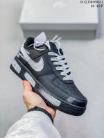 公司级耐克nike Air Force 1 Mid 07 空军一号低帮百搭休闲运动板鞋。柔软、弹性十足的缓震性能和出色的中底设计，横跨复古与现代的外型结合，造就