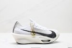 公司级新品发布 Nike Air Zoom Alphafly Next%3 Proto整体采用前作的设计语言，并且对后者的细节进行升级，马拉松和长距离路跑的性能
