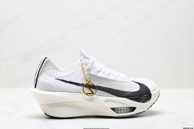 公司级新品发布 Nike Air Zoom Alphafly Next%3 Proto整体采用前作的设计语言，并且对后者的细节进行升级，马拉松和长距离路跑的性能