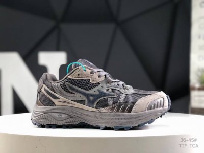 220 美津浓 Morelia Sala Japan足球鞋 外观出众球鞋继承了Morelia系列的经典外观，真皮鞋面搭配短鞋舌的设计更符合消费者审美，白色为主色