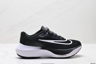 公司级Nike Zoom Fly 5不可战胜系列轻量飞织低帮休闲运动慢跑鞋 此鞋专为短跑运动员而生 是为5至10公里距离的赛事和训练打造 整体设计采用流线型的轻