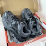 nk V5童鞋26-37.5 这款Nk Zoom Vomero 5儿童运动鞋也太酷了吧满满的复古感，颜值与舒适并存鞋底踩着有弹性缓震效果特别好